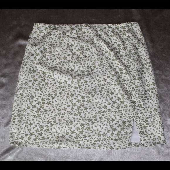 Princess Polly Skirt - Picture 1 of 2